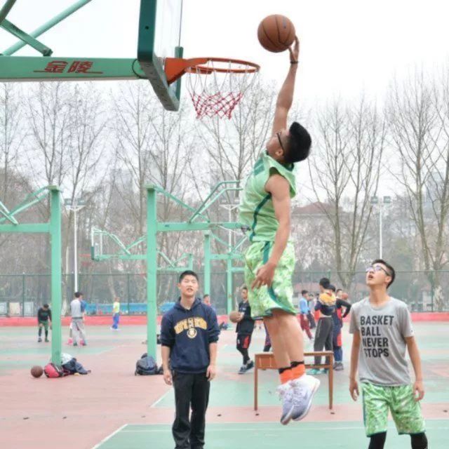 篮球投篮准度训练_篮球投球准打什么位置_打篮球怎么投准三分球技巧