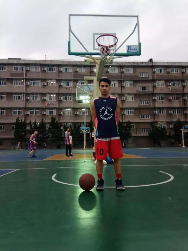 打篮球怎么投准三分球技巧_篮球投篮准度训练_篮球投球准打什么位置