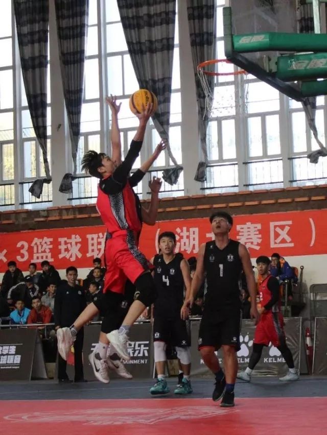打篮球怎么投准三分球技巧_篮球投球准打什么位置_篮球投篮准度训练