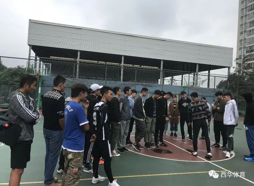 裁判视频篮球规则违例怎么办_篮球裁判判违例的三个步骤_篮球裁判违例规则视频
