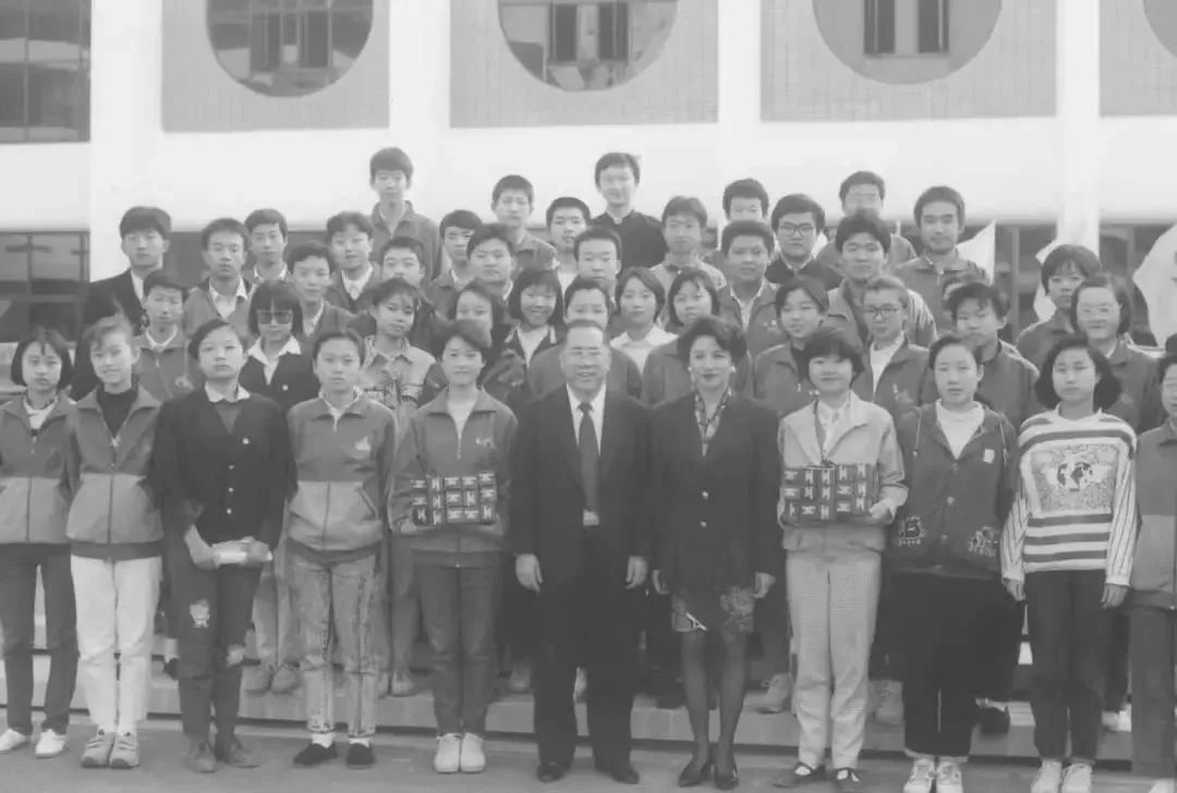 游泳冠军香港是陈经纶吗_香港游泳冠军陈经纶是谁_香港游泳金牌