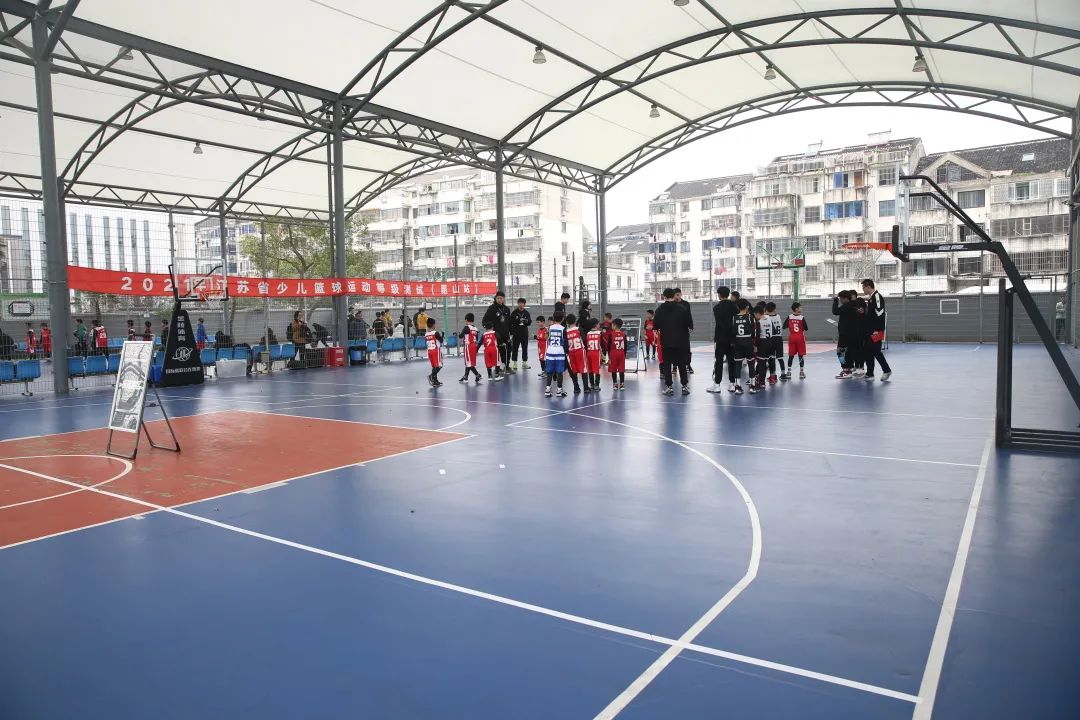 篮球五人全场快攻图_全场篮球战术五人规则视频_全场篮球五人战术规则