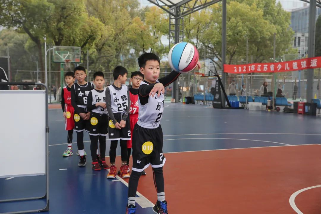 篮球五人全场快攻图_全场篮球战术五人规则视频_全场篮球五人战术规则