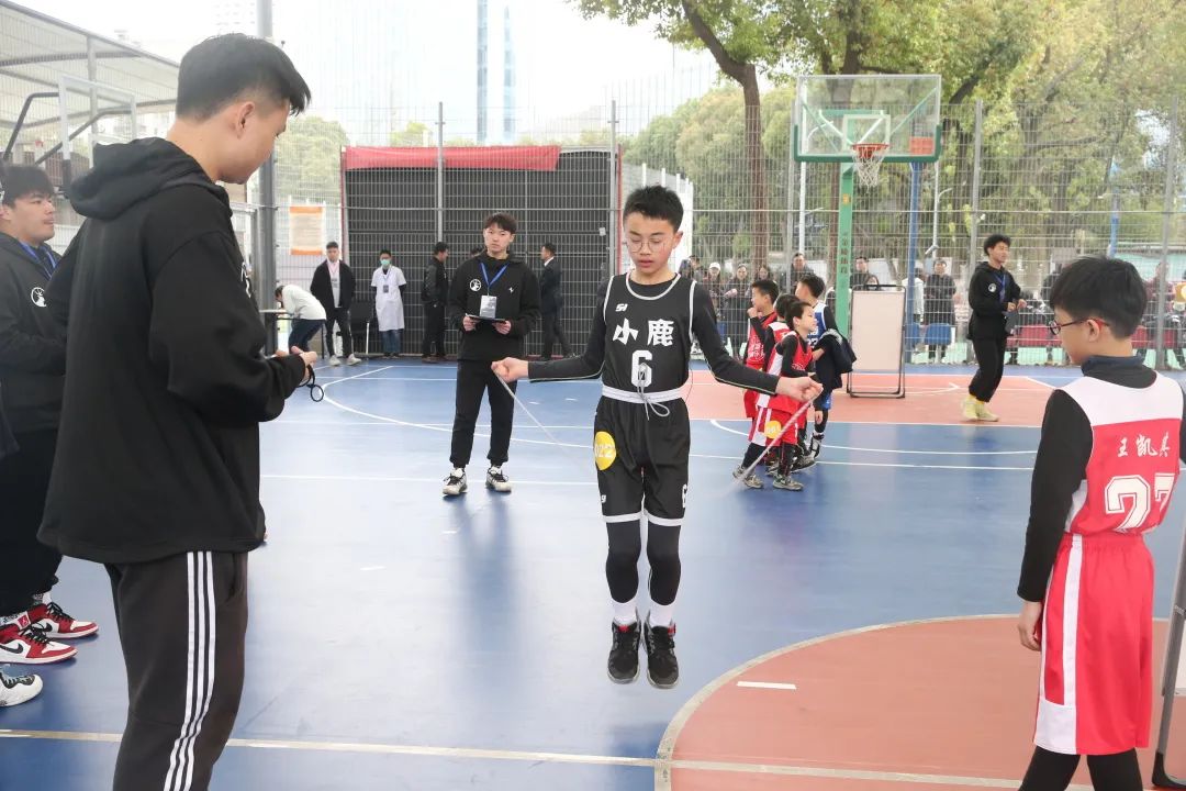 篮球五人全场快攻图_全场篮球五人战术规则_全场篮球战术五人规则视频