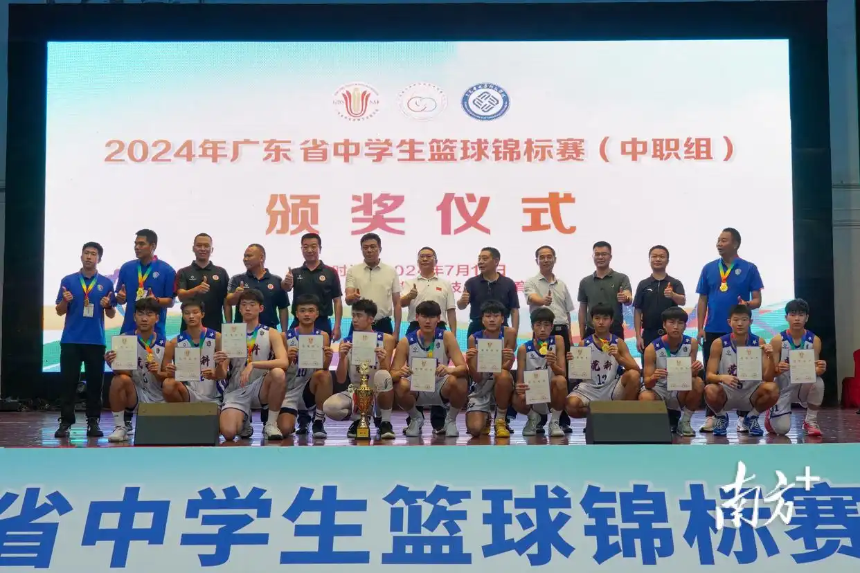 康南中学篮球比赛冠军_康总篮球_康辉中学篮球队