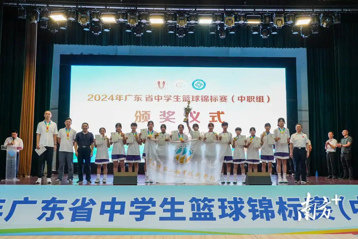 康总篮球_康辉中学篮球队_康南中学篮球比赛冠军